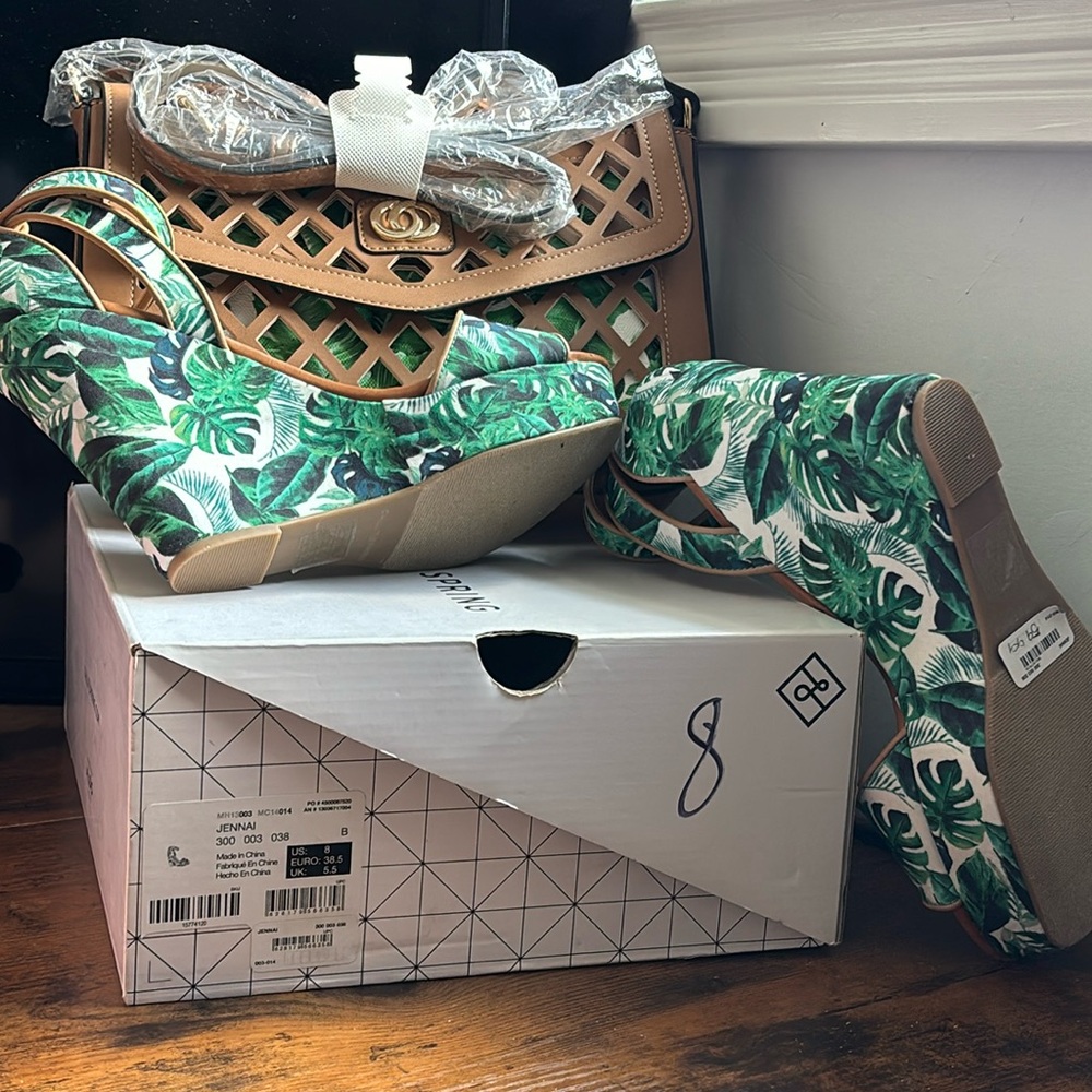 Cut-out pattern wedge sandals, adorned with tropical leaf print